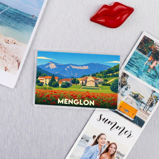 Magnet souvenir de la ville de Menglon avec une illustration stylisée de son paysage montagneux et de ses champs de coquelicots.