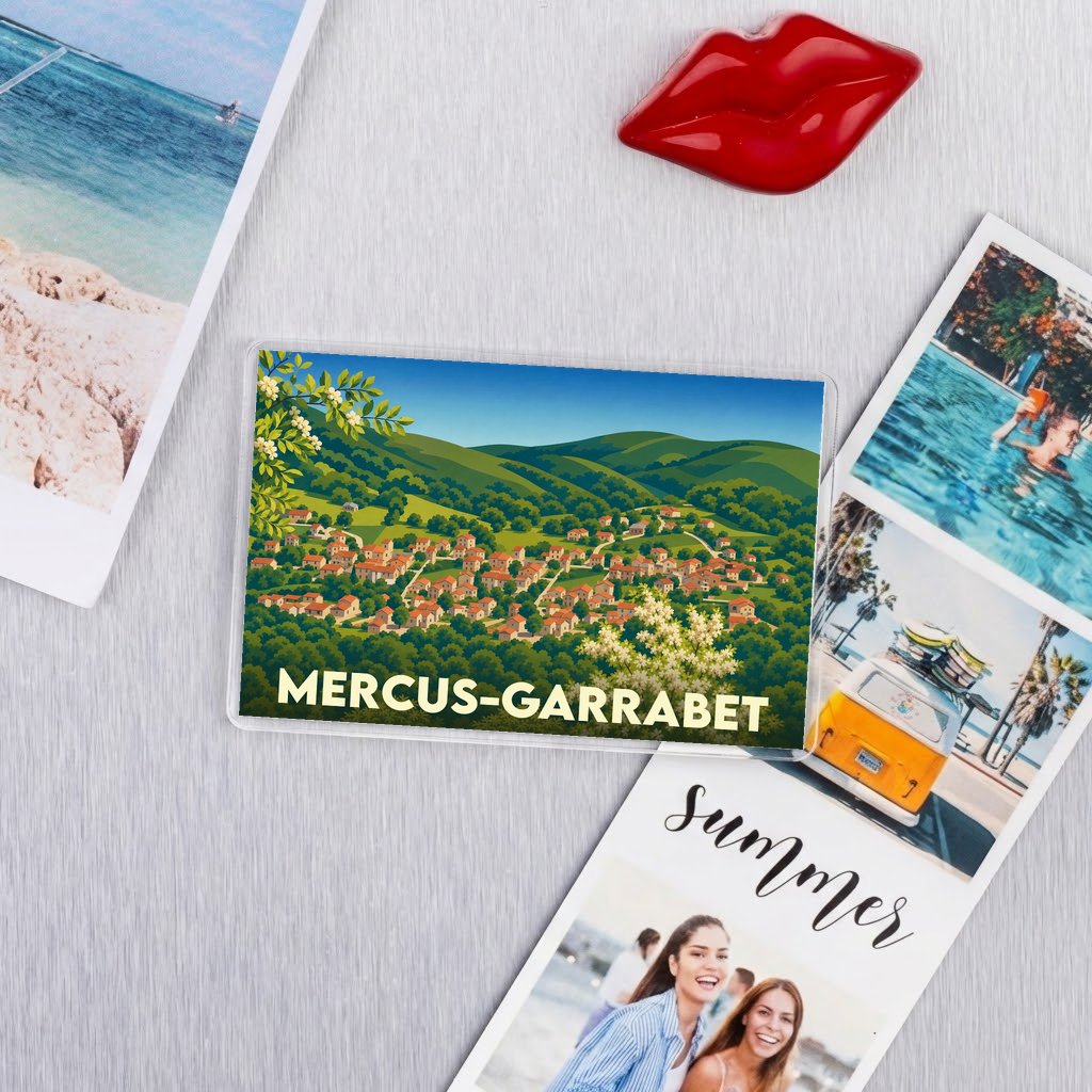 Magnet souvenir de la commune de Mercus-Garrabet avec une illustration stylisée d'un village dans la montagne.