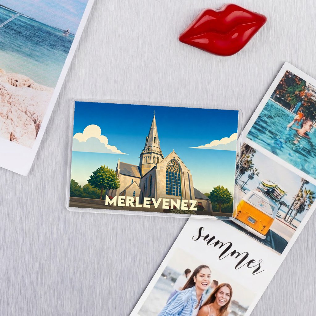 Magnet souvenir de la ville de Merlevenez avec une illustration stylisée de son église.