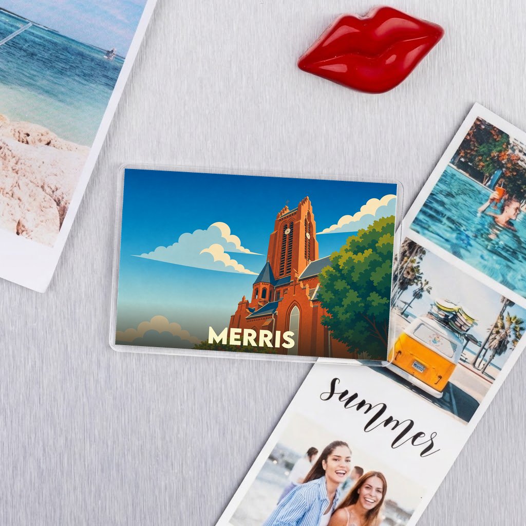 Magnet souvenir de la ville de Merris avec une illustration stylisée d'une église sous un ciel nuageux.