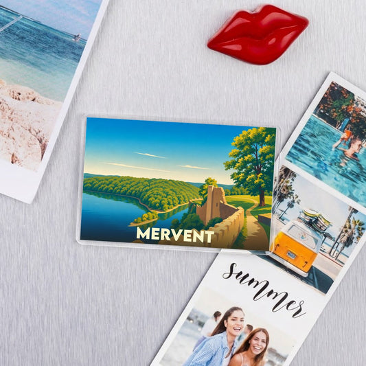 Magnet souvenir de la ville de Mervent avec une illustration stylisée d'un paysage de rivière et de remparts.