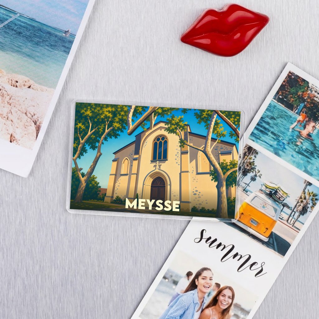 Magnet souvenir de la ville de Meysse avec une illustration stylisée de son église.