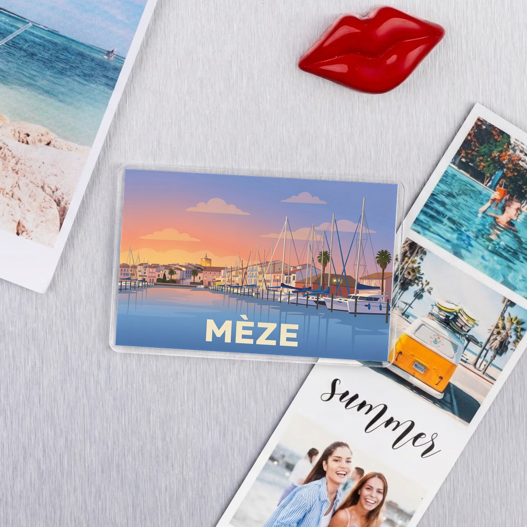 Magnet souvenir de la ville de Mèze avec une illustration stylisée de son port au coucher du soleil.