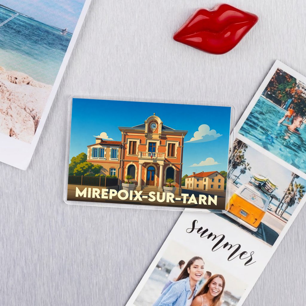 Magnet souvenir de la ville de Mirepoix-sur-Tarn avec une illustration stylisée de sa mairie.