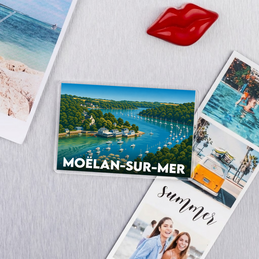Magnet souvenir de la ville de Moëlan-sur-Mer avec une illustration stylisée du port et de ses bateaux.