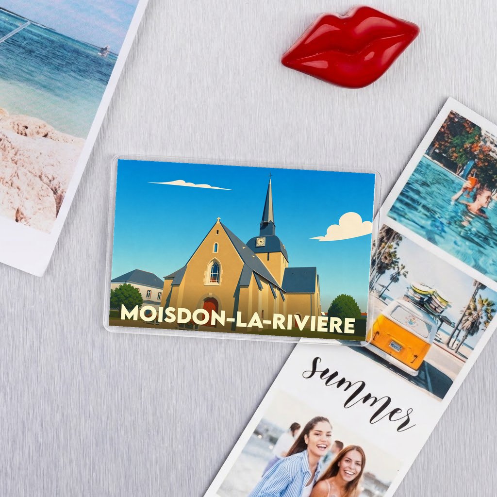 Magnet souvenir de la ville de Moisdon-la-Rivière avec une illustration stylisée de son église.