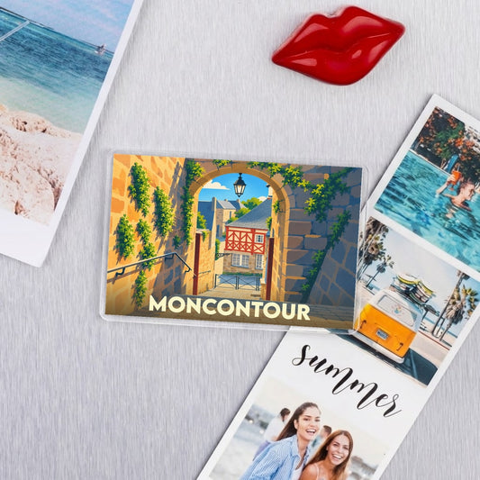 Magnet souvenir de la ville de Moncontour illustrant une ruelle pittoresque de style médiéval.