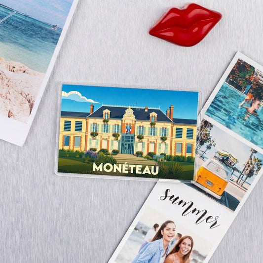 Magnet souvenir de la ville de Monéteau avec une illustration stylisée de sa mairie.