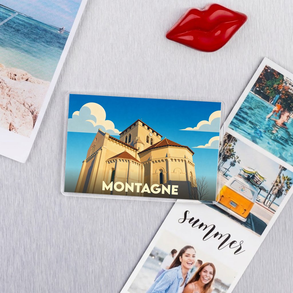 Magnet souvenir de la ville de Montagne avec une illustration stylisée de son église romane.