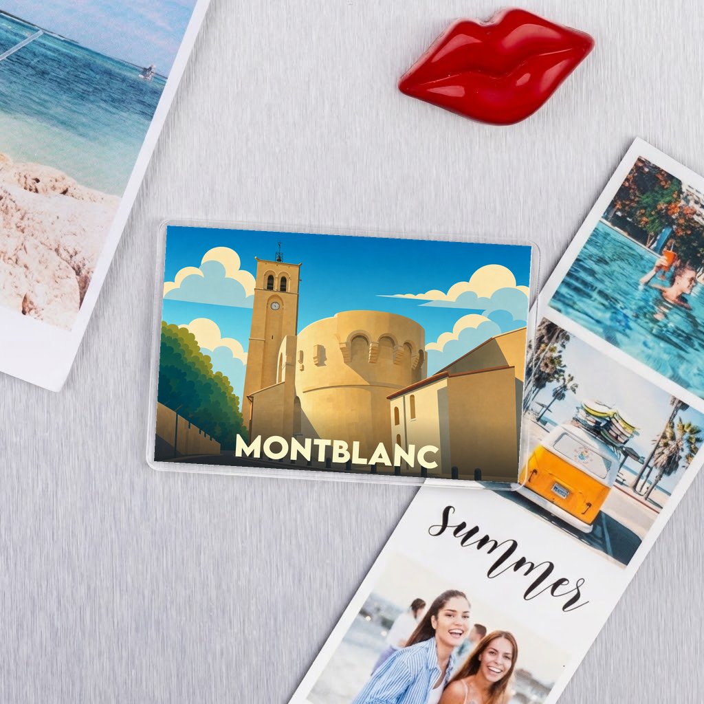Magnet souvenir de la ville de Montblanc avec une illustration stylisée.