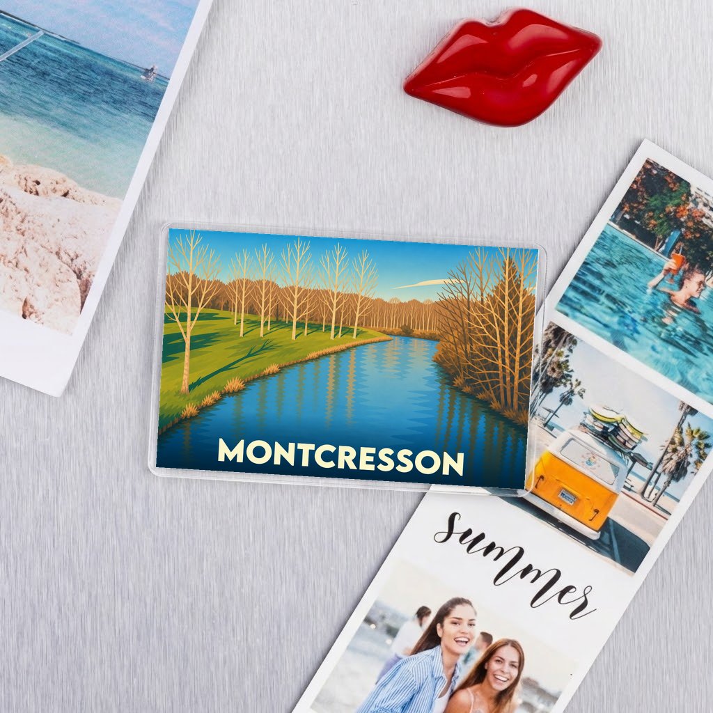 Magnet souvenir de la ville de Montcresson illustré par un paysage de rivière bordée d'arbres.