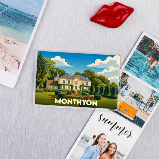 Magnet souvenir de la ville de Monthyon avec une illustration stylisée d'un château entouré de verdure.