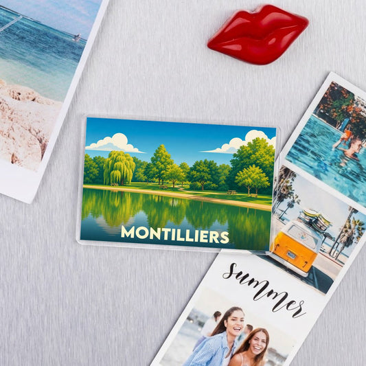 Magnet souvenir de la ville de Montilliers avec une illustration stylisée de parc au bord de l'eau.