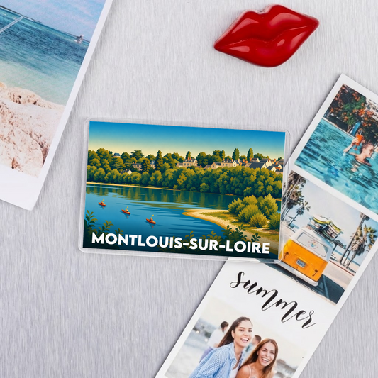 Magnet souvenir de la ville de Montlouis-sur-Loire avec une illustration stylisée des bords de Loire.