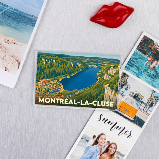 Magnet souvenir de la ville de Montréal-la-Cluse avec une illustration stylisée des montagnes et du lac de Nantua.