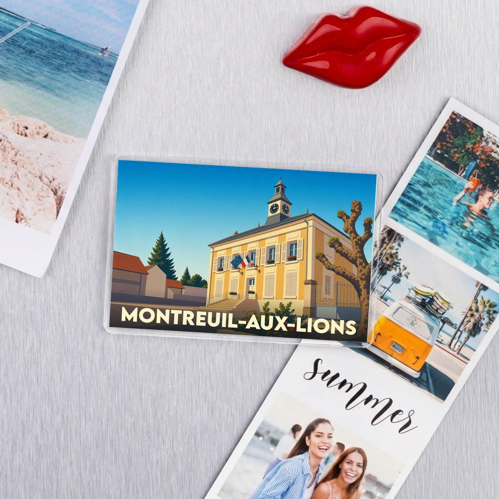 Magnet rectangulaire de la ville de Montreuil-aux-Lions illustrant sa mairie de style classique sous un ciel bleu.