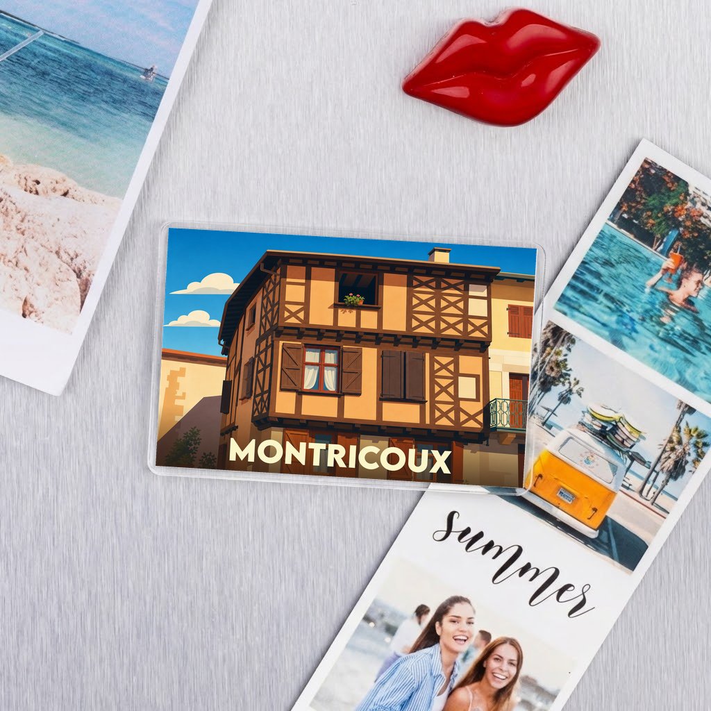 Magnet souvenir de la ville de Montricoux avec une illustration stylisée d'une maison à colombages.