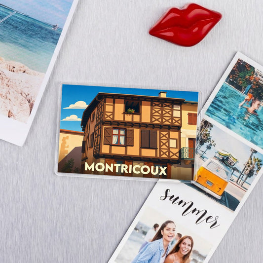 Magnet souvenir de la ville de Montricoux avec une illustration stylisée d'une maison à colombages.
