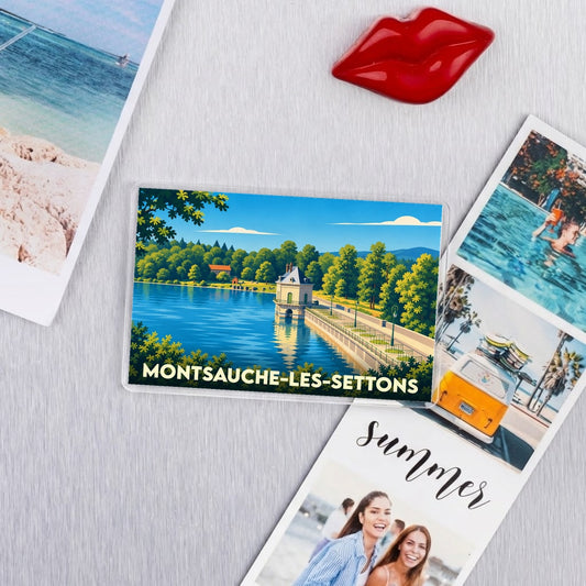 Magnet souvenir de la ville de Montsauche-les-Settons avec une illustration stylisée du lac et de son barrage.