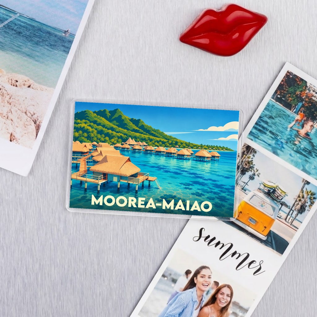 Magnet souvenir de la ville de Moorea-Maiao avec une illustration stylisée de bungalows sur pilotis.