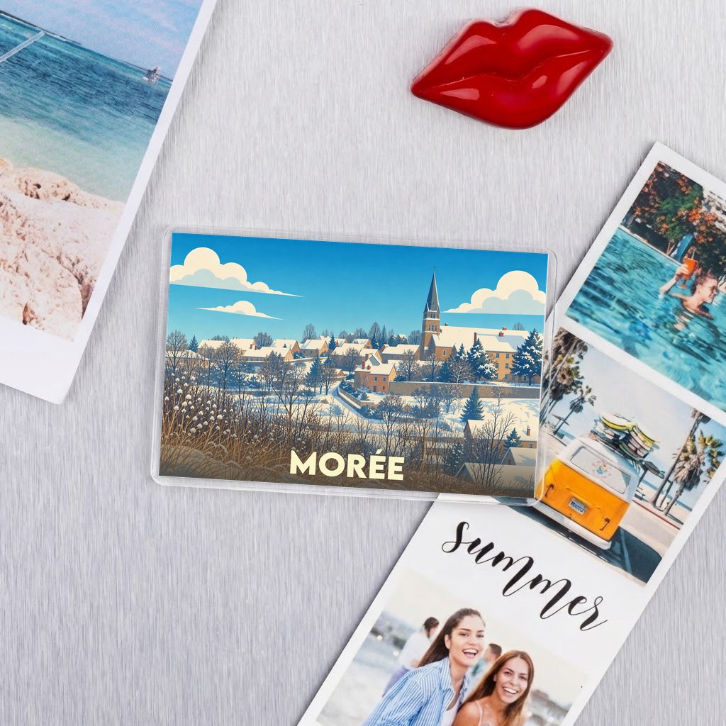 Magnet souvenir de la ville de Morée avec une illustration stylisée d'un paysage enneigé.