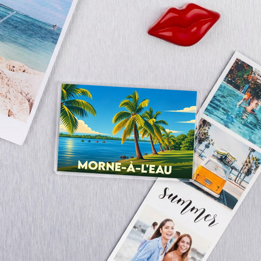 Magnet souvenir de la ville de Morne-à-l'Eau avec une illustration stylisée de palmiers au bord de l'eau.