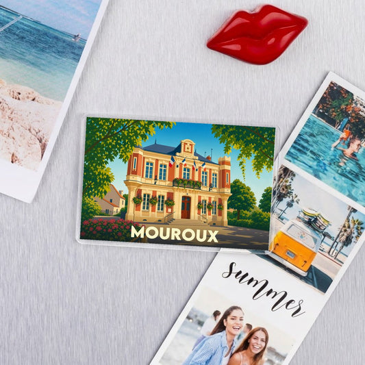 Magnet souvenir de la ville de Mouroux avec une illustration stylisée de l'hôtel de ville.