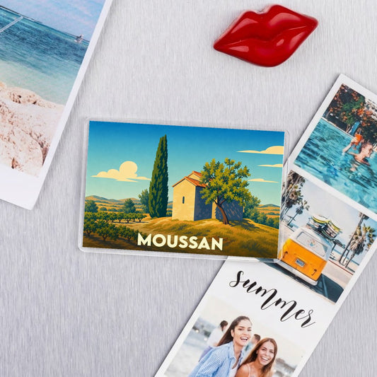 Magnet souvenir de la ville de Moussan avec une illustration de paysage champêtre.