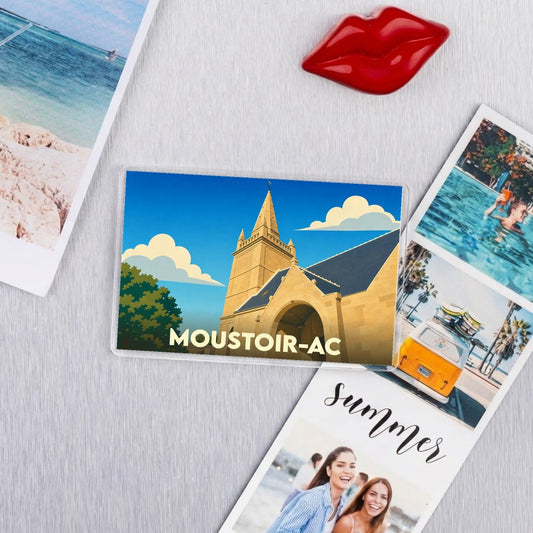 Magnet souvenir de la ville de Moustoir-Ac avec une illustration stylisée de son église.