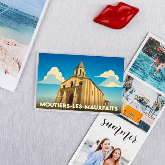 Magnet souvenir de la ville de Moutiers-les-Mauxfaits avec une illustration stylisée de son église.