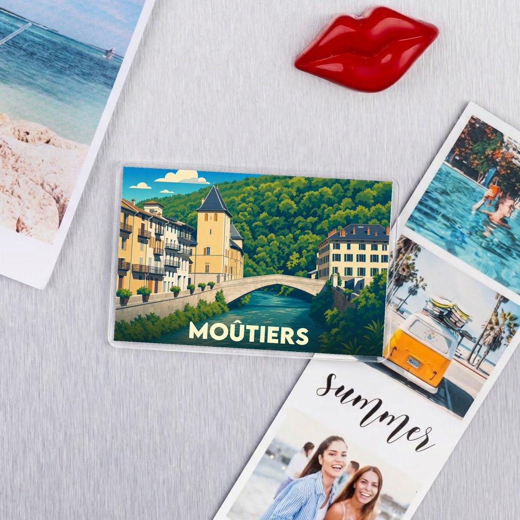 Magnet souvenir de la ville de Moûtiers avec une illustration stylisée d'un pont et de bâtiments colorés.