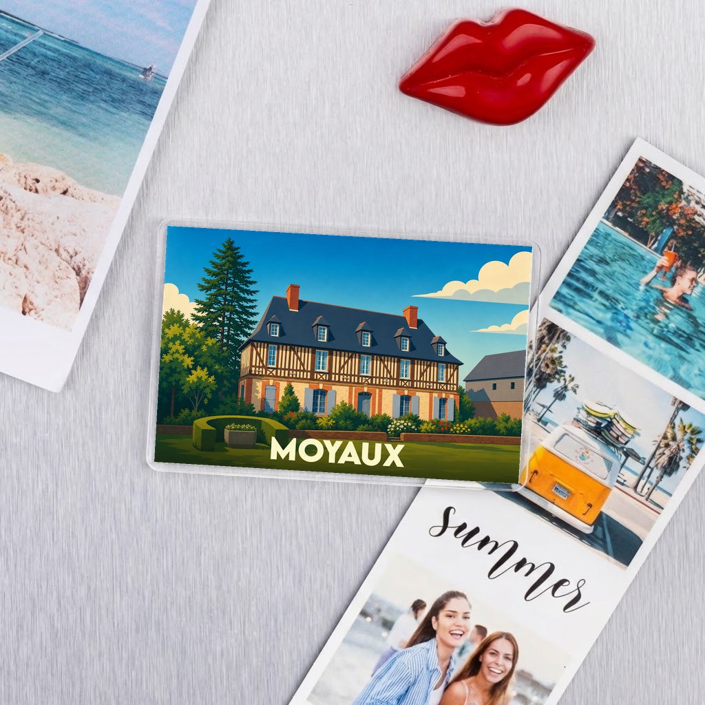 Magnet souvenir de la ville de Moyaux avec une illustration stylisée d'une maison traditionnelle normande.