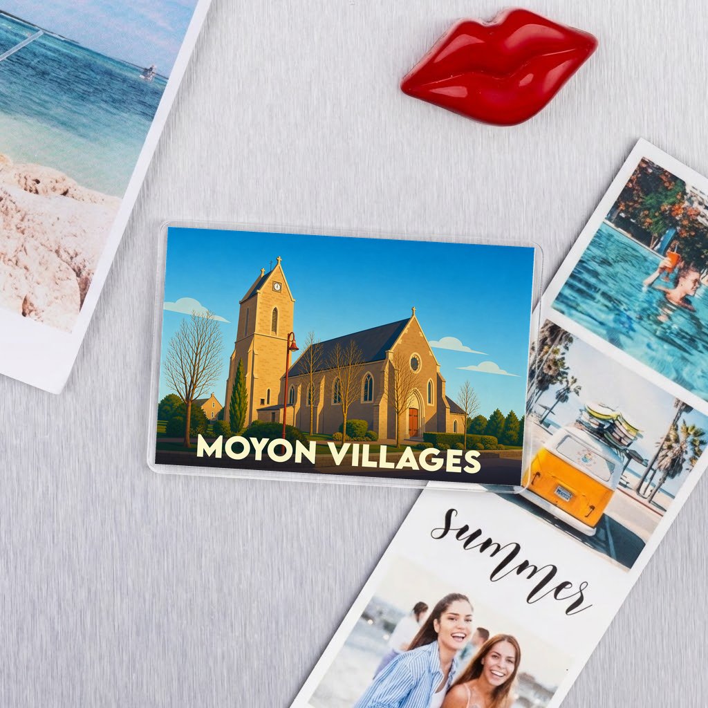 Magnet souvenir de Moyon Villages avec une illustration stylisée de son église.