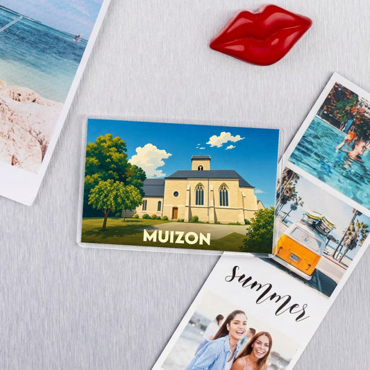 Magnet souvenir de la ville de Muizon avec une illustration stylisée de son église sous un ciel bleu.