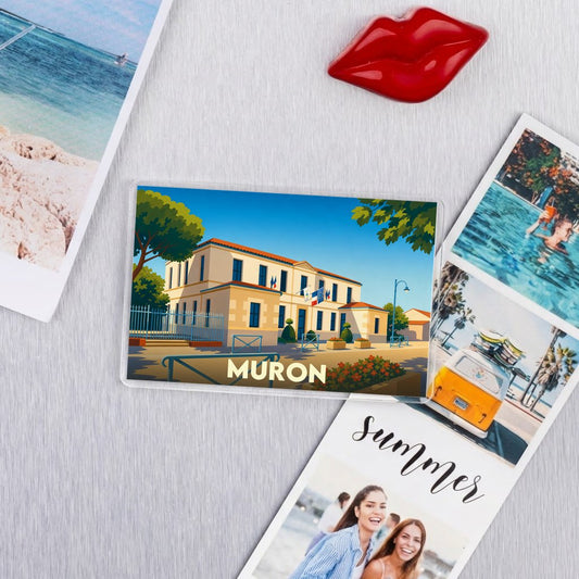 Magnet souvenir de la ville de Muron avec une illustration stylisée de sa mairie.
