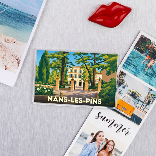Magnet souvenir de la ville de Nans-les-Pins avec une illustration stylisée d'une bastide provençale.