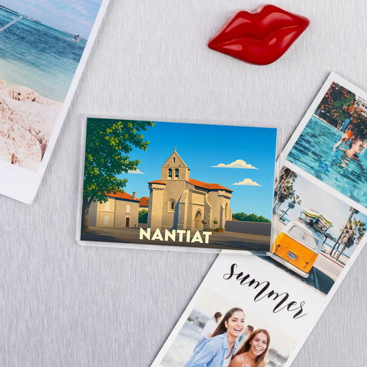 Magnet souvenir de la ville de Nantiat avec une illustration stylisée de son église.
