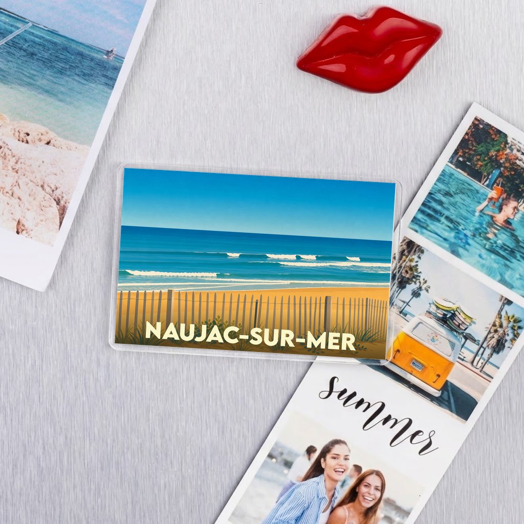 Magnet souvenir de la ville de Naujac-sur-Mer avec une illustration stylisée de la plage.