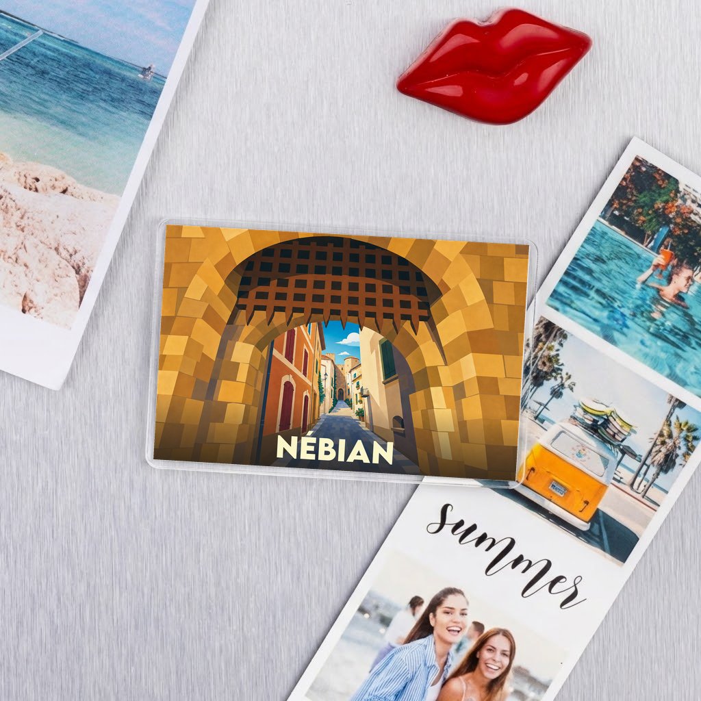 Magnet souvenir de la ville de Nébian avec une illustration stylisée d'une porte fortifiée.