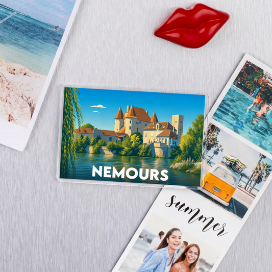 Magnet souvenir de la ville de Nemours avec une illustration stylisée de son château au bord de l'eau.