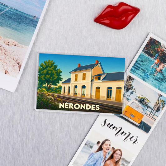 Magnet souvenir de la ville de Nérondes avec une illustration stylisée de sa gare ferroviaire.
