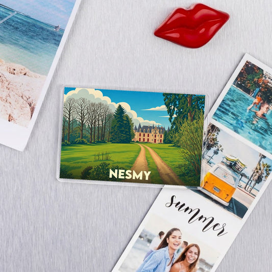 Magnet souvenir de la ville de Nesmy avec une illustration stylisée d'un château.