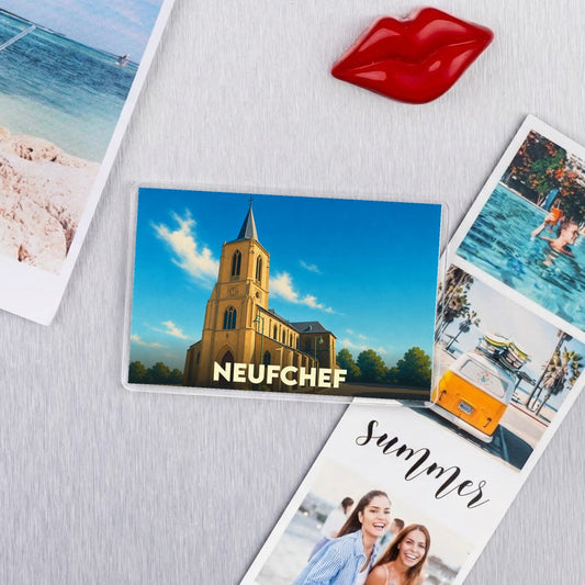 Magnet souvenir de la ville de Neufchef avec une illustration stylisée de son église.
