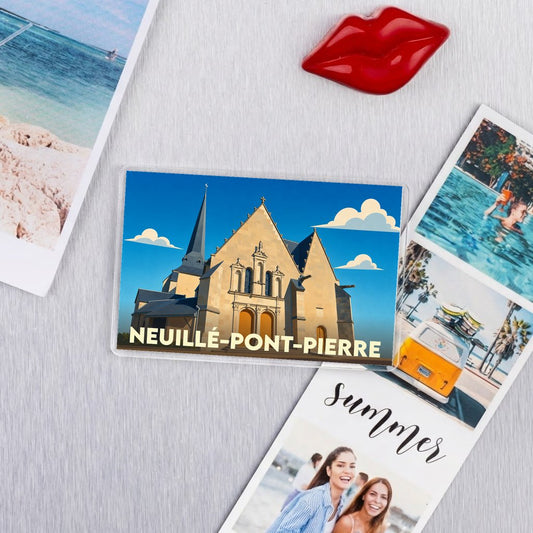 Magnétis souvenir de la ville de Neuillé-Pont-Pierre avec une illustration stylisée de son église.