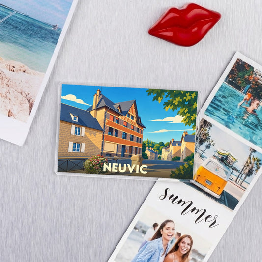 Magnet souvenir de la ville de Neuvic avec une illustration stylisée d'une rue typique.