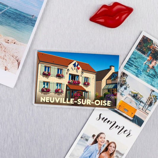 Magnet souvenir de la ville de Neuville-sur-Oise avec une illustration colorée et fleurie de l'Hôtel de ville.