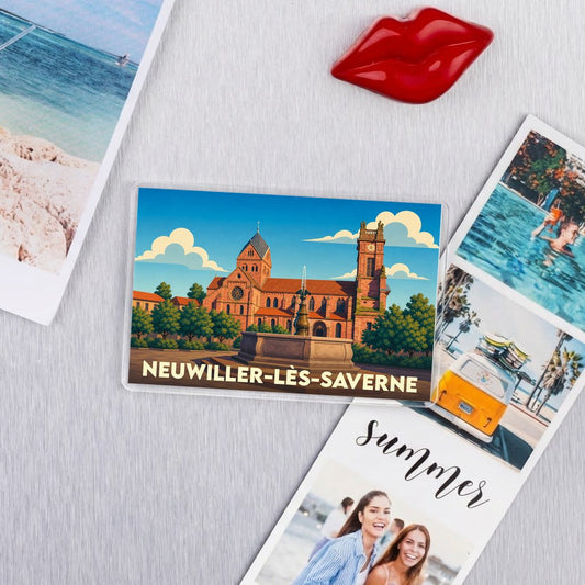 Magnet souvenir de la ville de Neuwiller-lès-Saverne avec une illustration stylisée de son abbatiale et de sa fontaine.