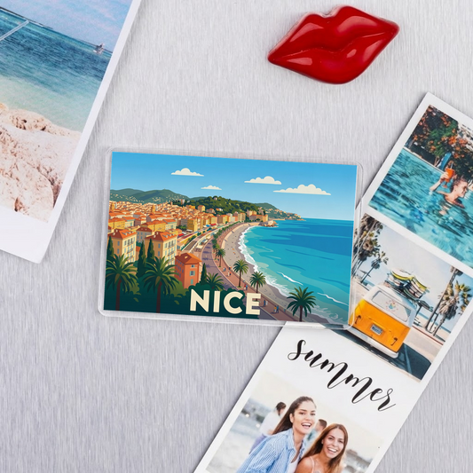Magnet souvenir de la ville de Nice avec une illustration stylisée de son bord de mer.