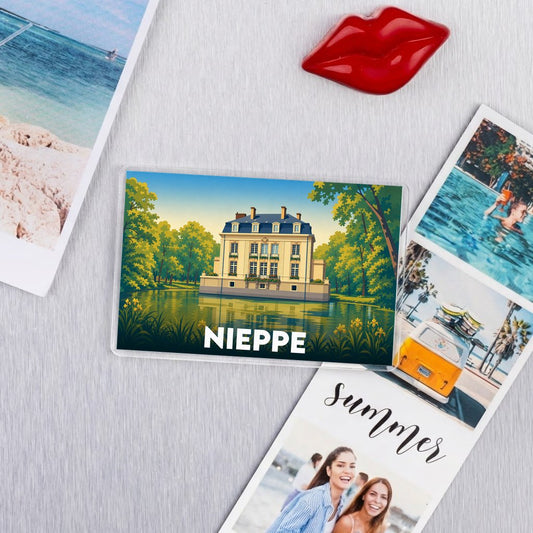 Magnet souvenir de la ville de Nieppe avec une illustration stylisée d'un château au bord de l'eau.