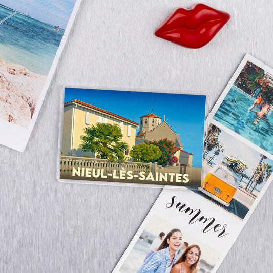 Magnet souvenir de la ville de Nieul-lès-Saintes avec une illustration stylisée.